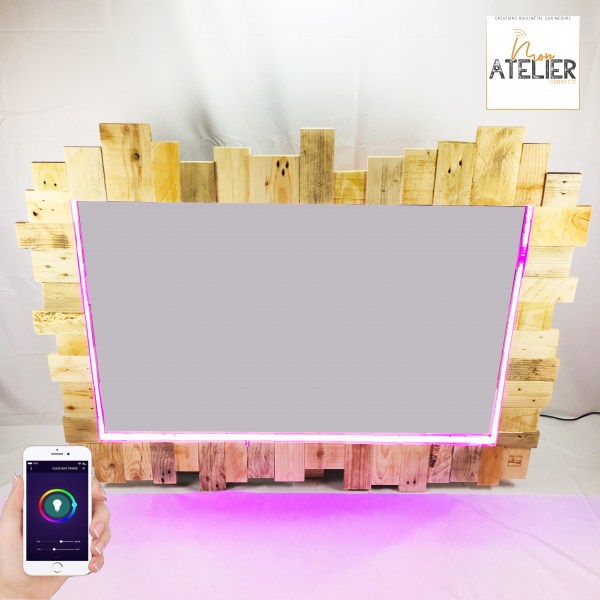 Cadre miroir avec pourtour en bois de palette recyclé, éclairage intégré par ruban de leds multicolore RGBW, commande BLUETOOTH par smartphone ou tablette.